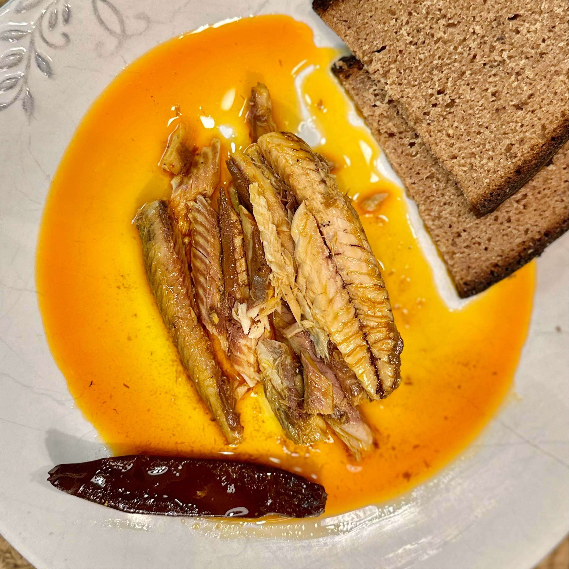 Mackerel fillet in olive oil with curry and chili pepper | GoodBoy