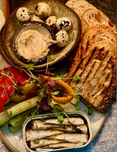 Unpacking small sardines Briosa Gourmet